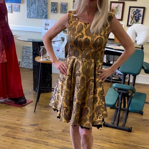 Elegant, Vintage, satan cocktail dress! It fits more like a Medium than a large. - Picture 2 of 13